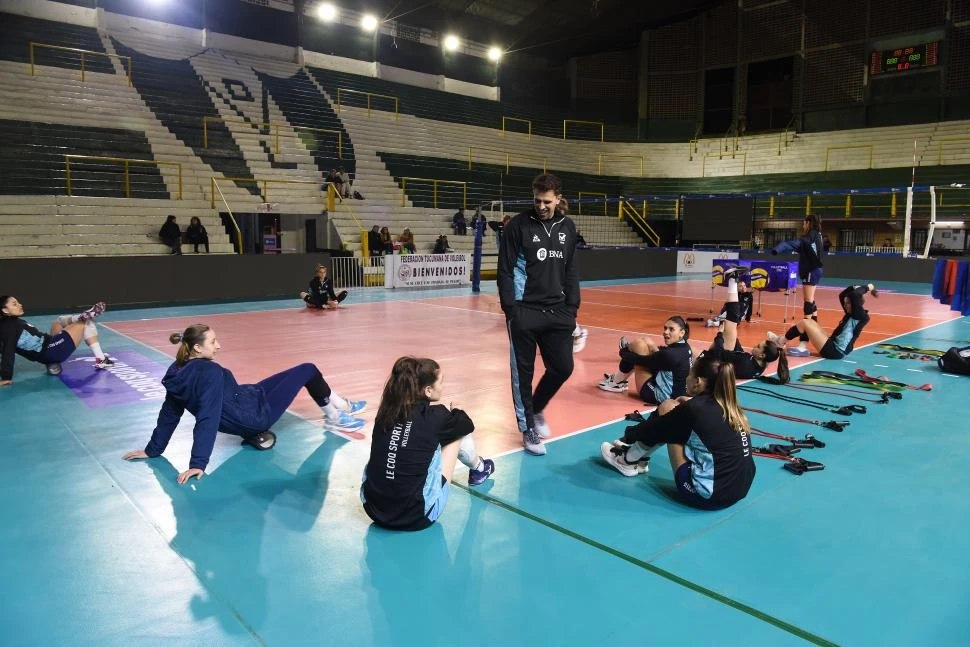 PRÁCTICA EN VILLA LUJÁN. Facundo Morando, entrenador del seleccionado argentino de vóley, charla con las jugadoras. LA GACETA / FOTOS DE JOSé NUNO