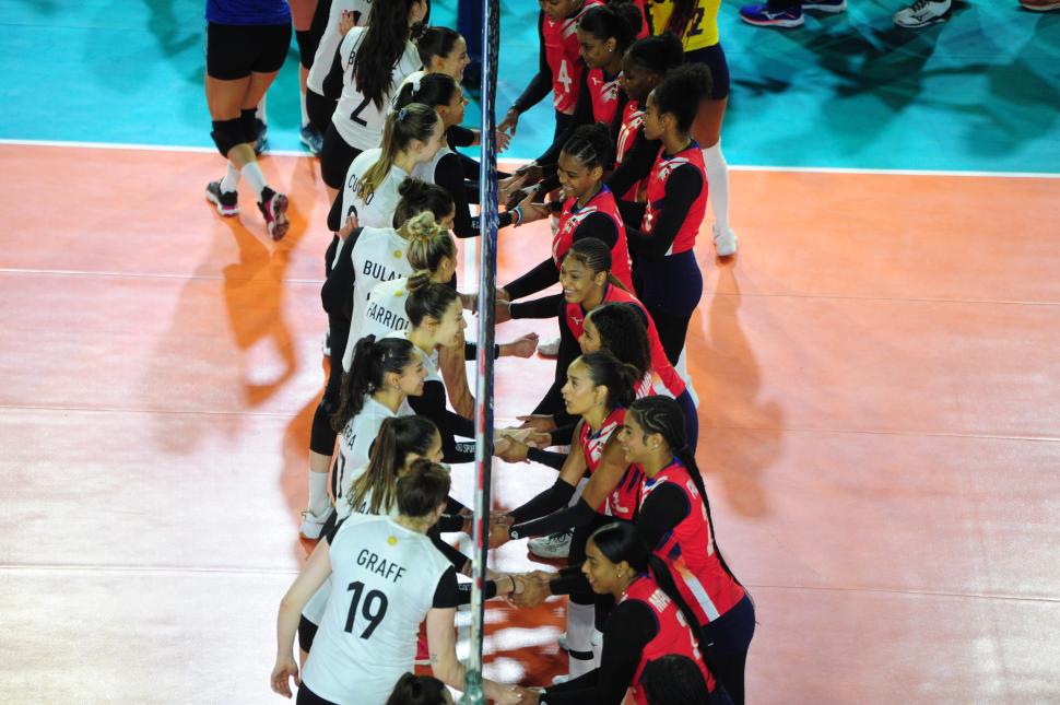 LINDO MOMENTO. Las jugadores de ambas selecciones se saludan.