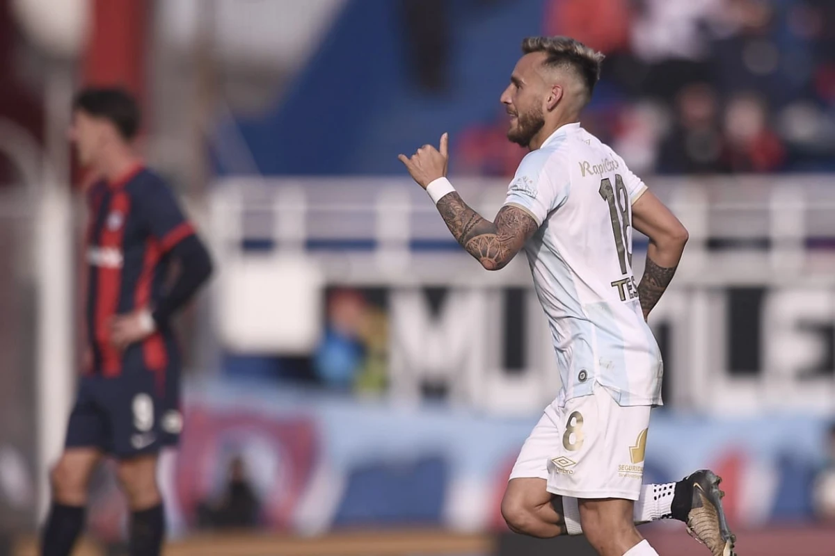 ALEGRÍA. Renzo Tesuri vuelve a la mitad de cancha tras marcar el único gol del partido en el triunfo de Atlético Tucumán. Especial Matías Napoli para LA GACETA.