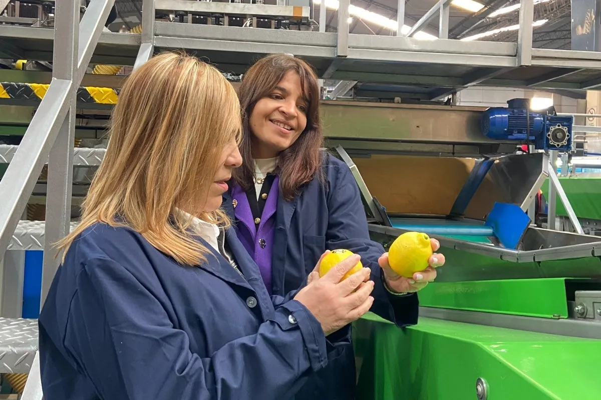 La senadora visitó la planta de producción de la empresa Zamora Citrus en Tafí Viejo