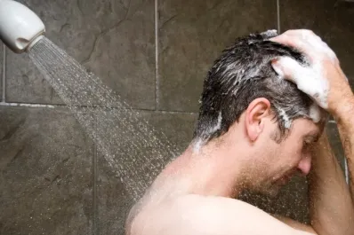 Qué parte del cuerpo lavar primero en la ducha, según los dermatólogos