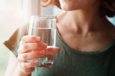 Tomar agua tibia por la mañana: para qué sirve y por qué recomiendan hacerlo