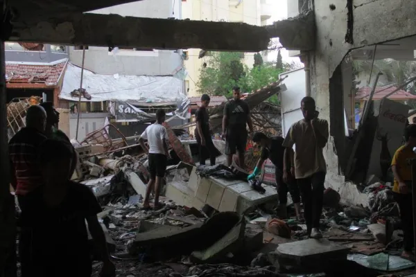 Al menos 100 personas murieron por bombardeo israelí a una escuela de Gaza