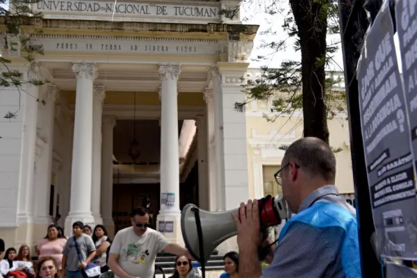 Nos indigna ver cómo en el Senado se aumentan las dietas, mientras los docentes universitarios no llegamos a fin de mes