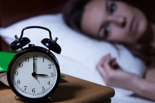 Despertarse siempre a las tres de la mañana: qué significa y qué dice la ciencia al respecto