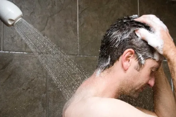 Qué parte del cuerpo lavar primero en la ducha, según los dermatólogos