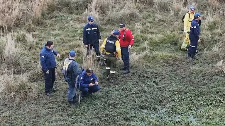 RASTRILLAJES. Los peritos de la Policía Federal y Bomberos revisan el lugar donde desapareció Loan Peña.