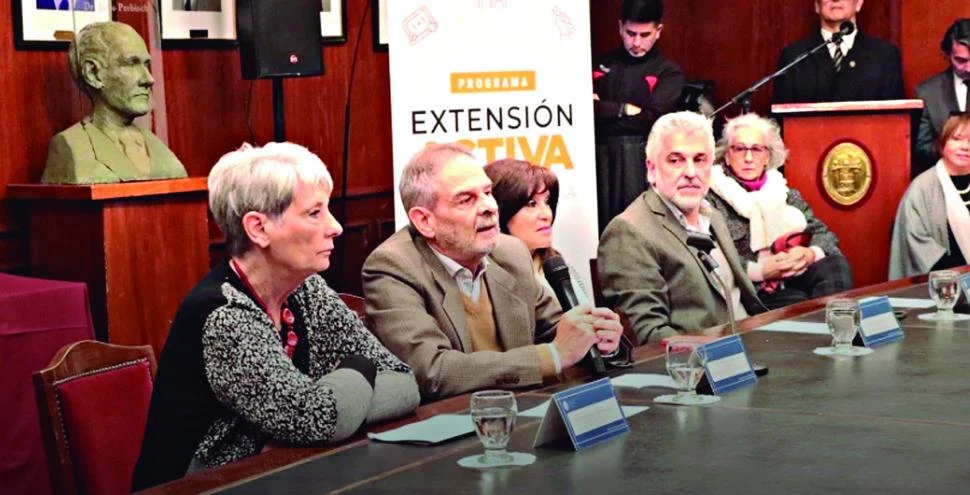 EL ACTO. El rector Sergio Pagani, acompañado por Griselda Barale, la vicerrectora Mercedes Leal y el secretario de Extensión, Marcelo Mirkin.