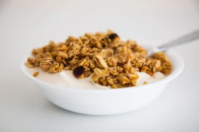 ¿Qué beneficios tiene comer avena con yogur por la noche?