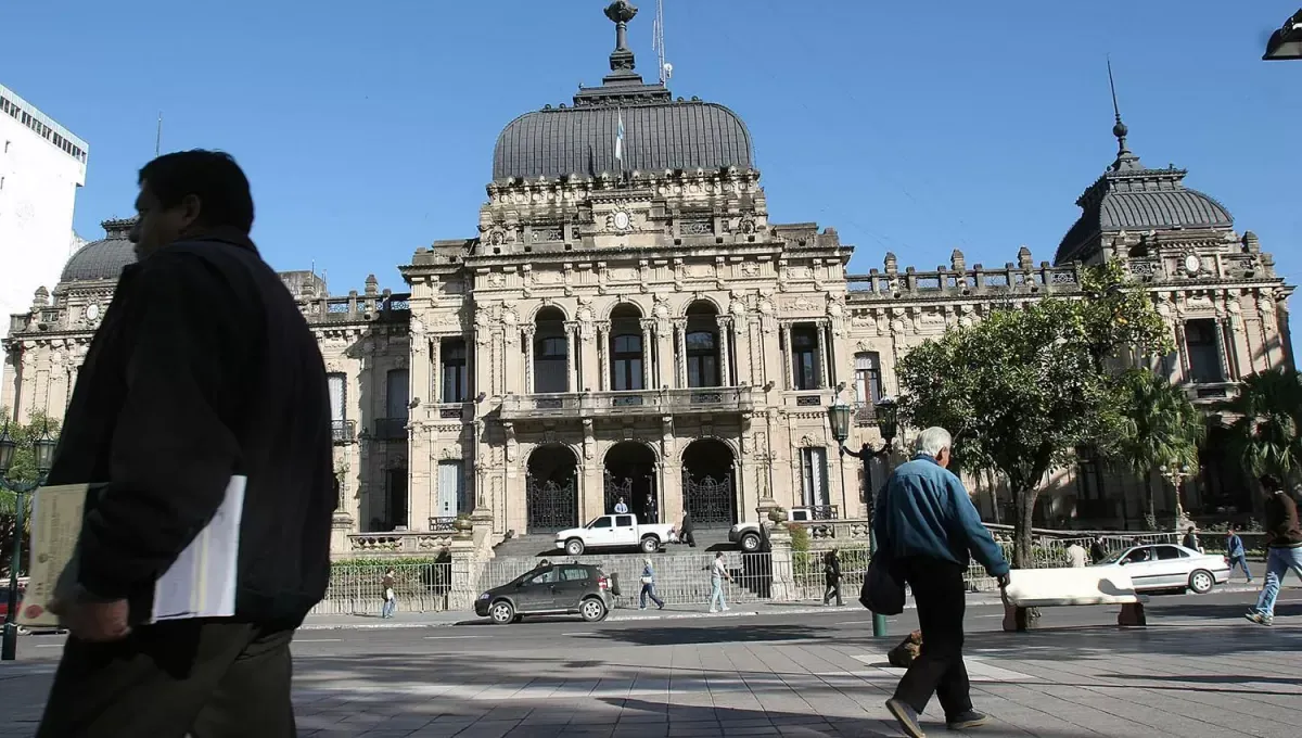 A la espera del llamado oficial, gremios advierten que la mayoría de los estatales son pobres