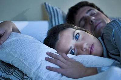 ¿Es posible dormir con los ojos abiertos?