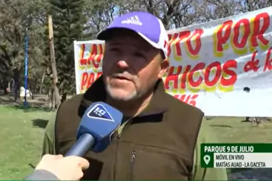 Día del Niño: la dura historia del hombre que lava autos a cambio de juguetes