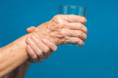 No todos los movimientos involuntarios son señal de Parkinson: ¿de qué se trata el Temblor Esencial?