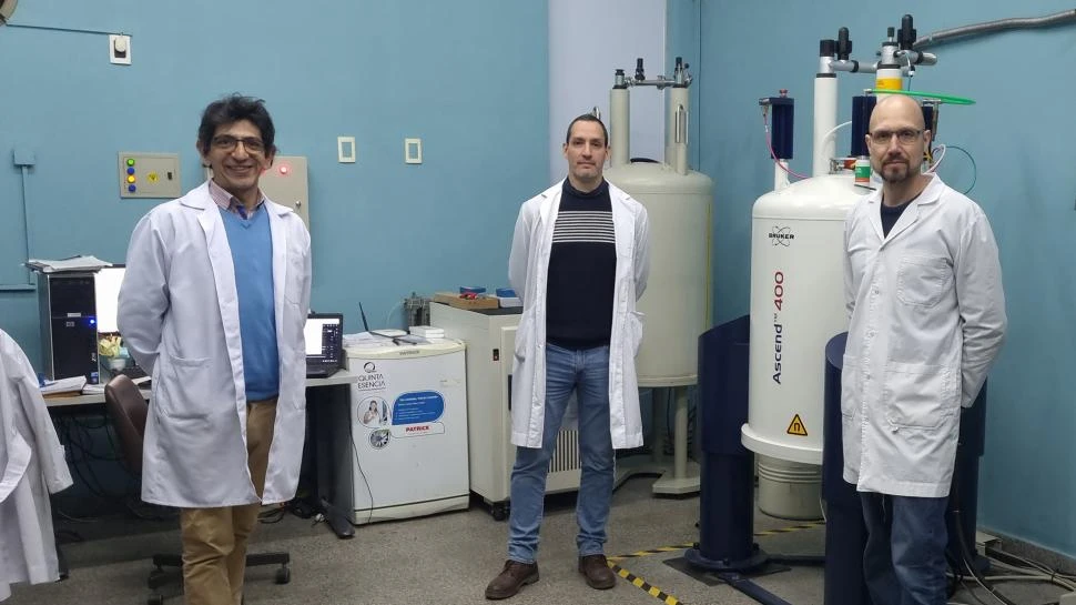 EN EL LABORATORIO. Los investigadores Miguel Gilabert, Mauricio Cattaneo y Federico Arrigui.