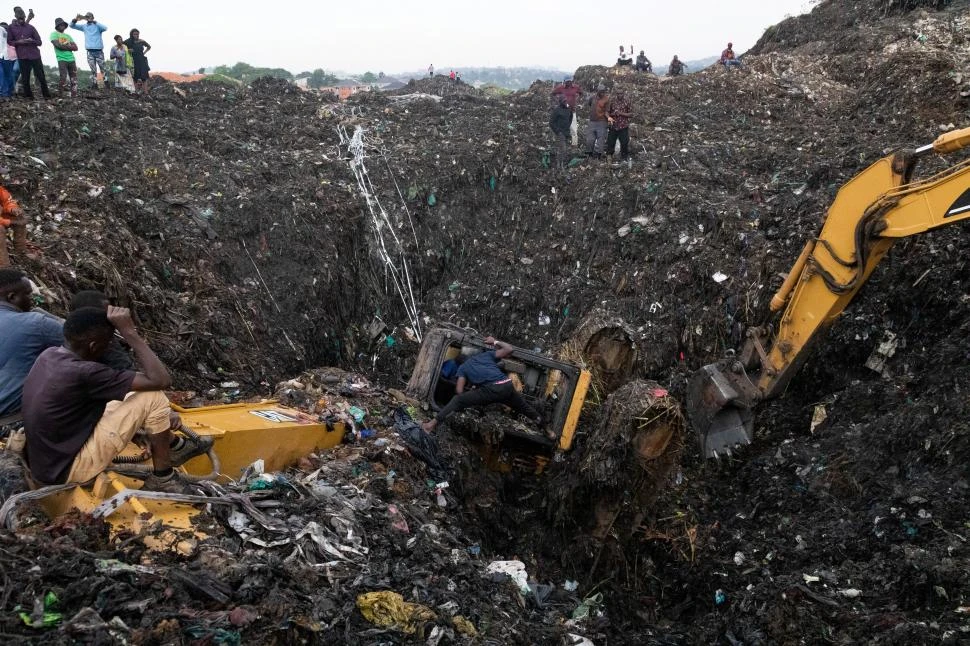 El derrumbe de un vertedero en Uganda: morir bajo una montaña de basura