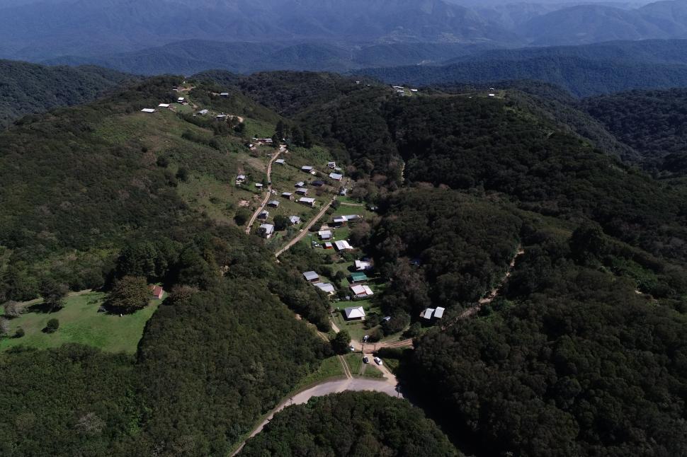 LA ZONA SUR DEL PARQUE, EN RIESGO. Cerca de Villa Nougués se erige el barrio privado “Las Pirámides”, una ocupación ilegal de un vecino que ha loteado y promovido la construcción de más de 50 casas.