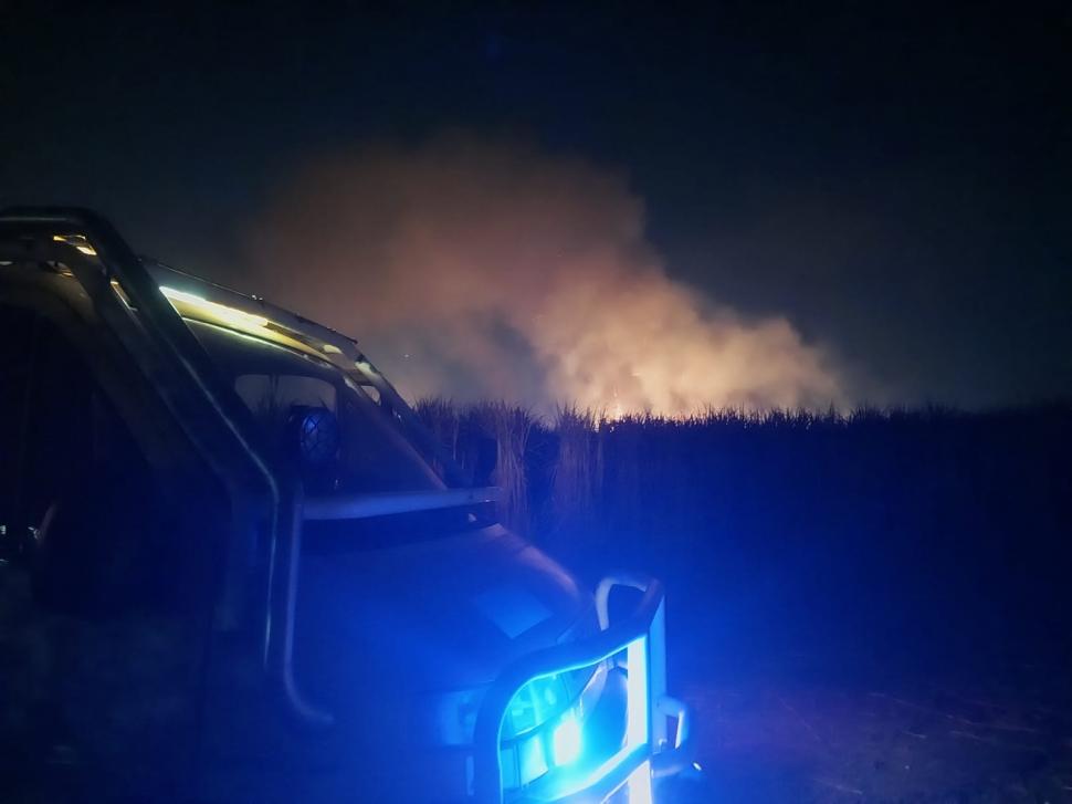 INCONVENIENTE. Varios aprovechan la noche para quemar caña.