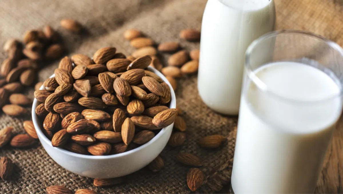 ¿Leche de almendras o el fruto seco?