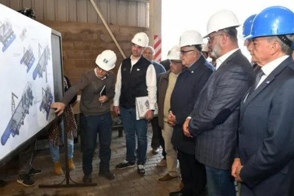 Osvaldo Jaldo visitó la industria metalúrgica donde reparan la balsa “La Niña”