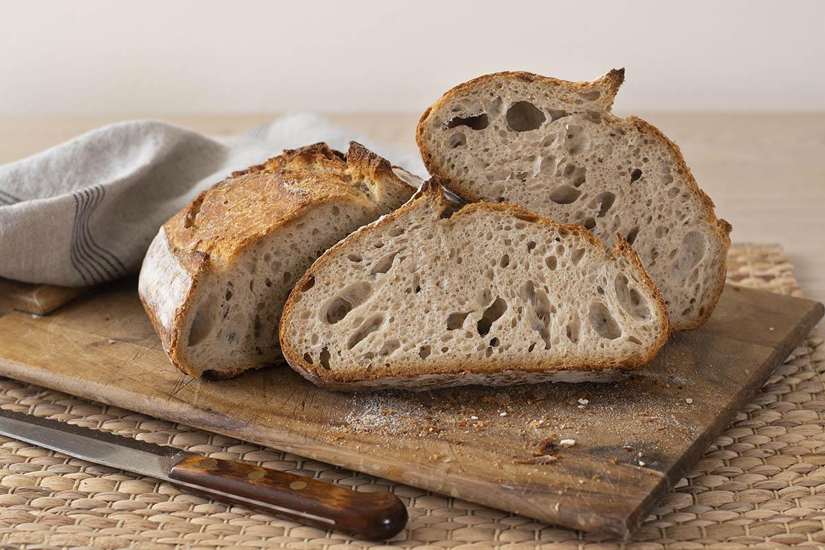 El pan de masa madre ayuda a evitar los picos de glucosa en sangre y promueve digestiones ligeras.