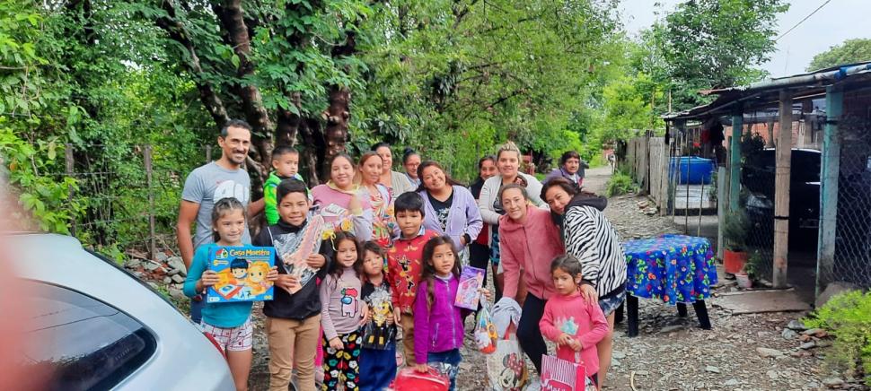 SOLIDARIDAD. Carlos Pérez López entregando donaciones en Tafí Viejo.