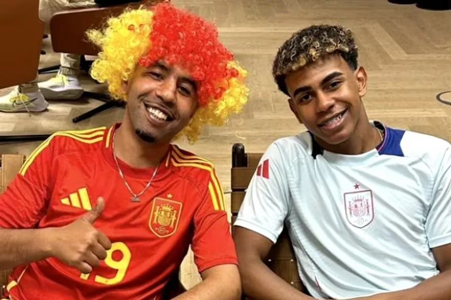 EN FAMILIA. Lamine y Mounir durante la última Eurocopa que quedó en manos de España.