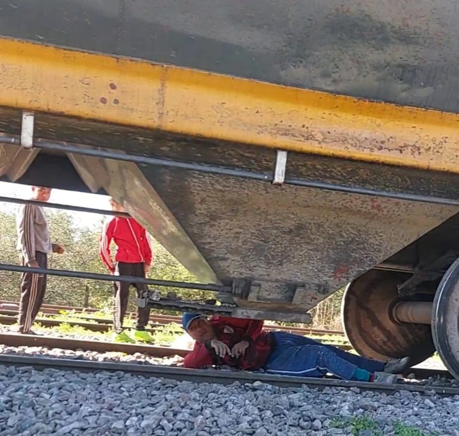 SORPRENDIDO. Un efectivo filmó a un hombre cuando intentaba extraer granos de un vagón de carga.