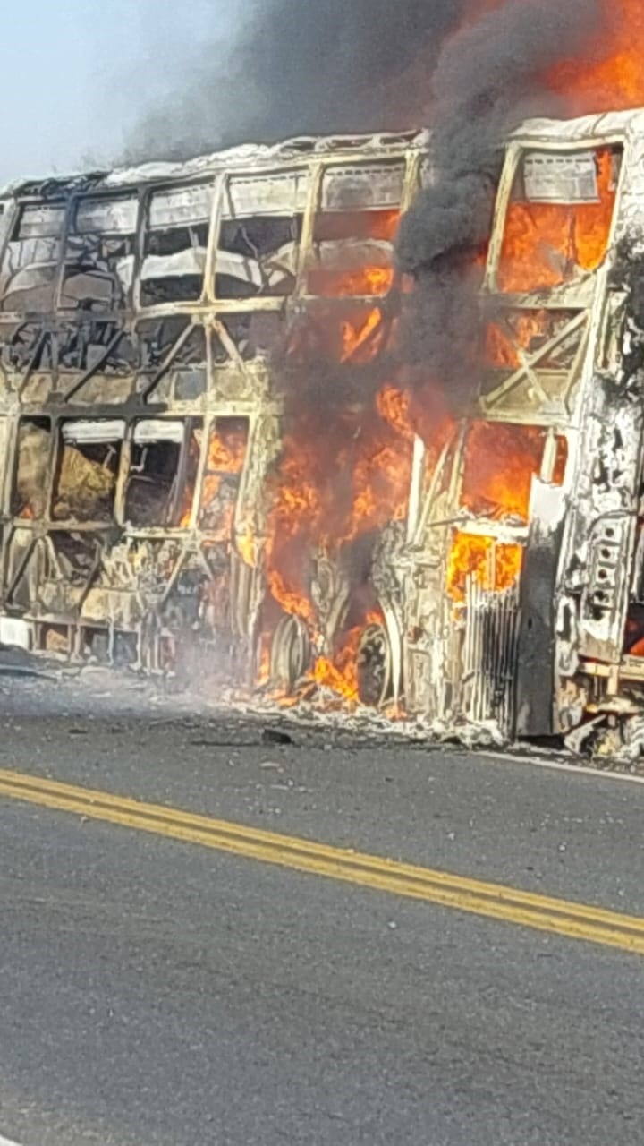 UN ANTICIPO. El incendio de un micro abrió una investigación.