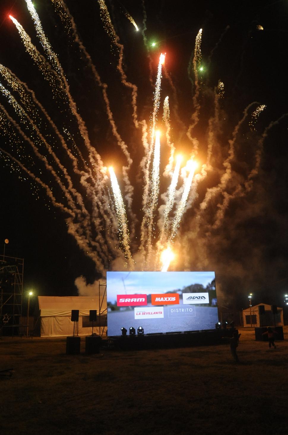 ESPECTACULAR CIERRE. Un show de fuegos artificiales sirvió para darle calor y color al evento.