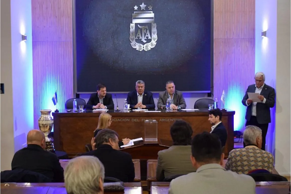 REUNIÓN. Claudio Tapia presidió la elección del nuevo cuerpo de asambleístas de la Primera Nacional.