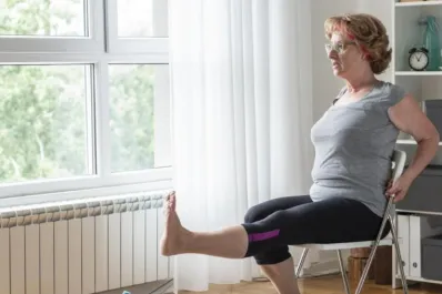 Marcha sentada: el ejercicio de cardio más seguro para mayores de 65 años