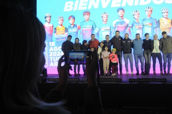 La gran fiesta del Trasmontaña se puso en marcha con un espectacular show de fuegos artificiales