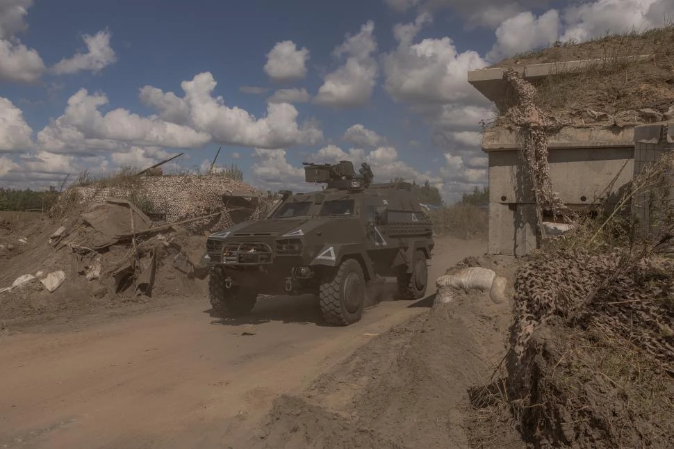 FRONTERA. Blindados ucranianos circulan por rutas cercanas a Rusia. 