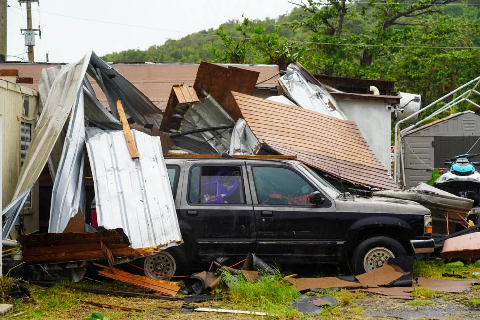 DESASTRE. Casas y vehículos fueron destruidos en la ciudad de Fajardo.