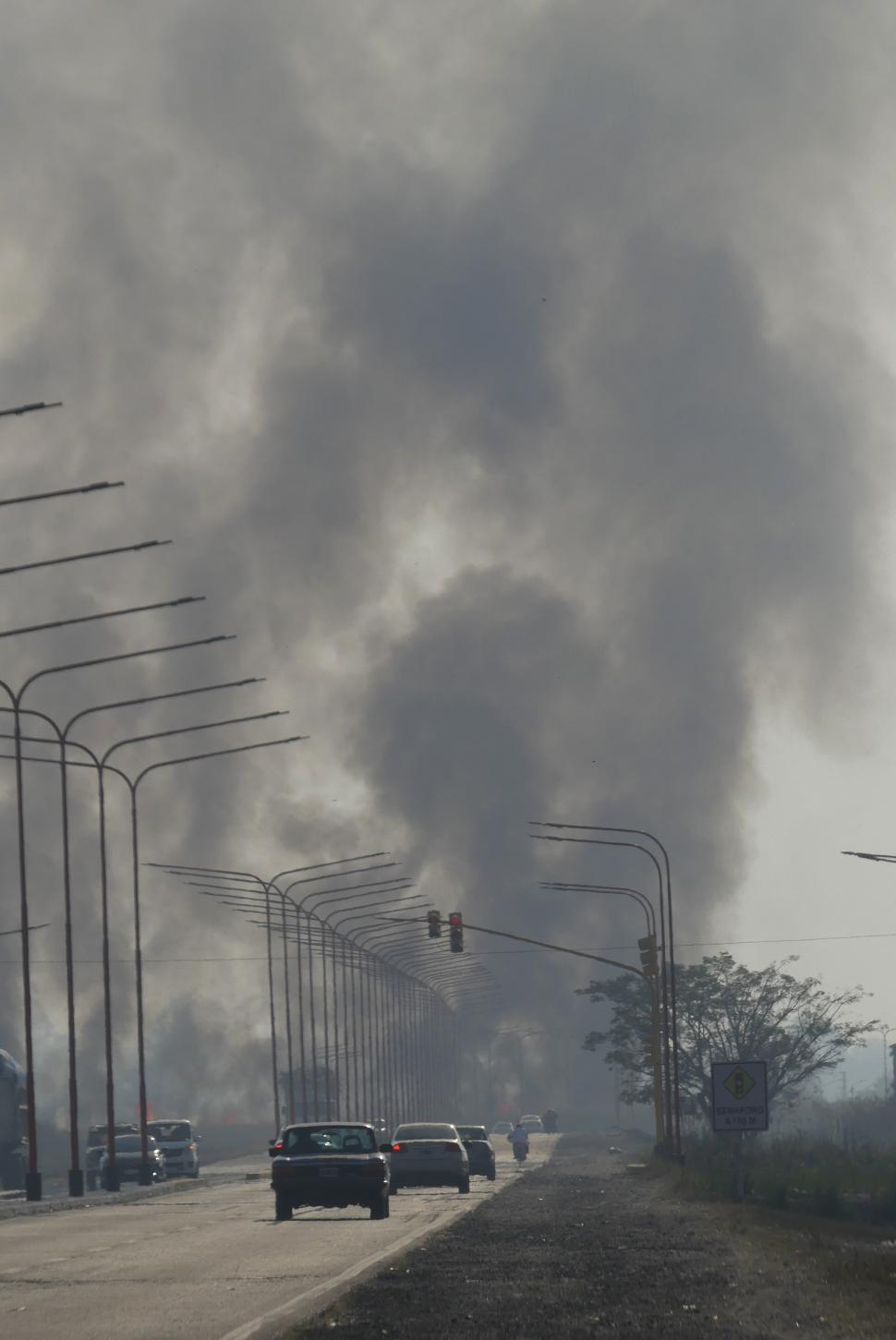 AIRE ABSOLUTAMENTE IRRESPIRABLE. Los vecinos denuncian que tienen que salir a la calle con barbijo. 