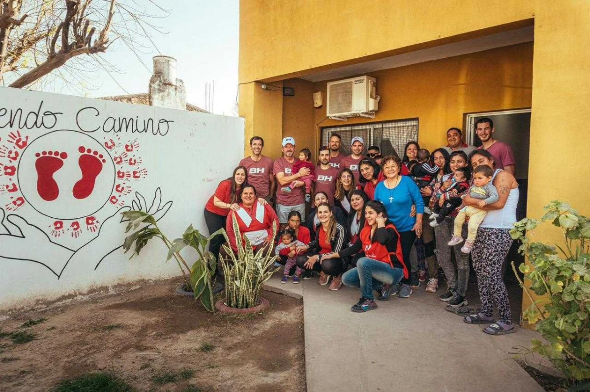 Cruzaron el Atlántico para competir en el Trasmontaña y realizaron una acción solidaria