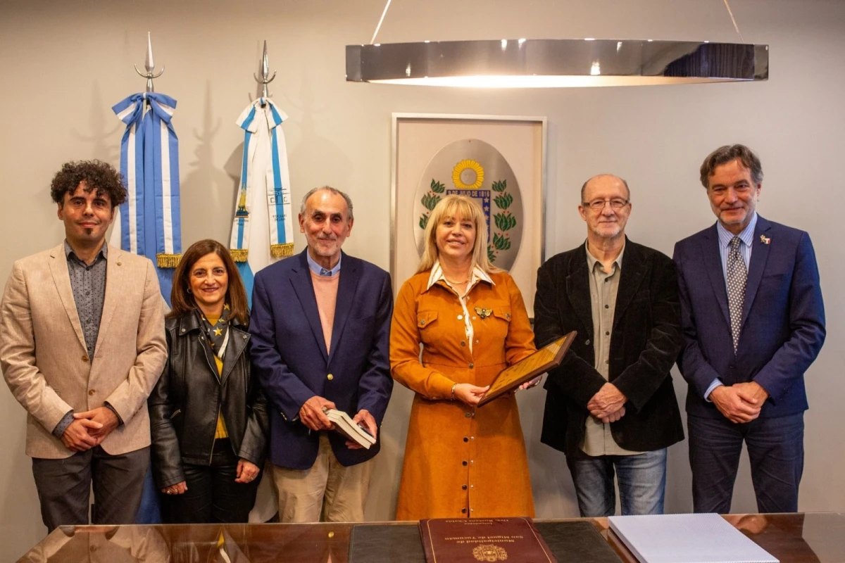 ACTO EN LA MUNICIPALIDAD. El historiador Nanni; Sawaya, Posse Cuezzo (ambos de la Alianza Francesa), la intendenta Chahla, Puigmal y Turrel.