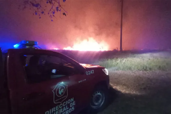 La quema de cañaverales puso en alerta a los bomberos en Colombres