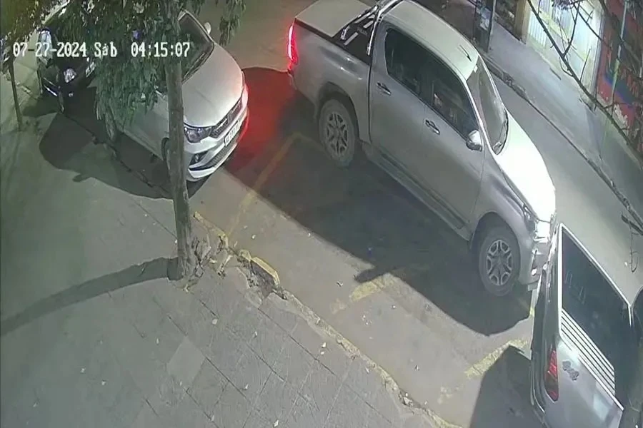 UNA PRUEBA VITAL. El momento en el que desconocidos roban una de las camionetas que estaban estacionadas en las calles de Barrio Norte.