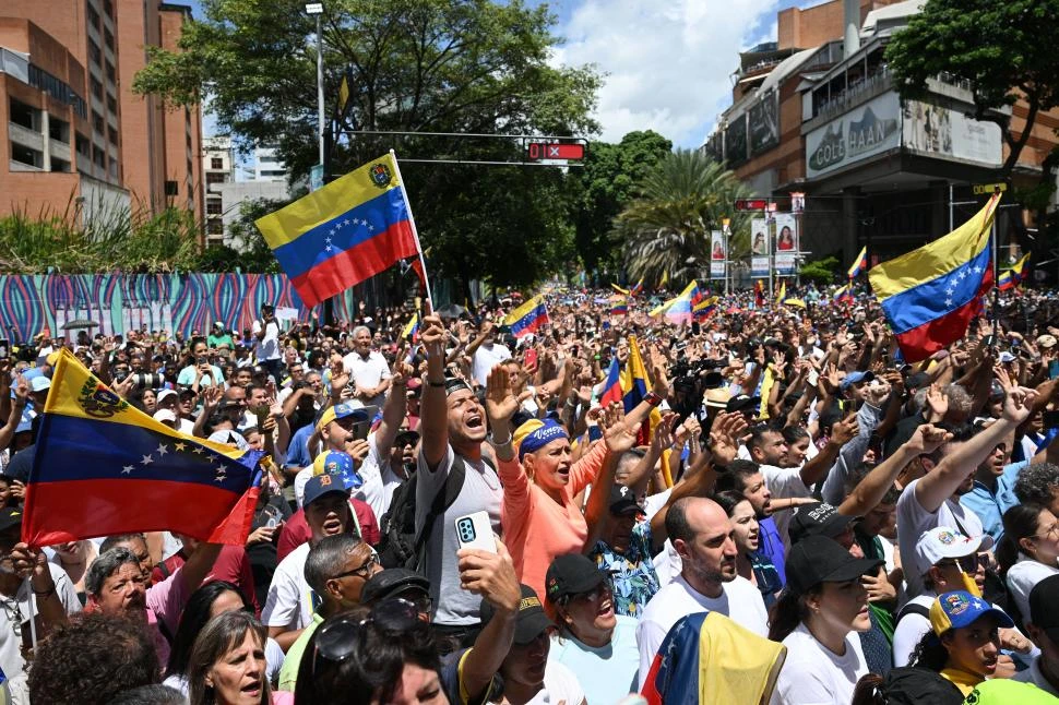 PROTESTA. Los opositores a Maduro marcharon por calles de Caracas durante varios días denunciando fraude.