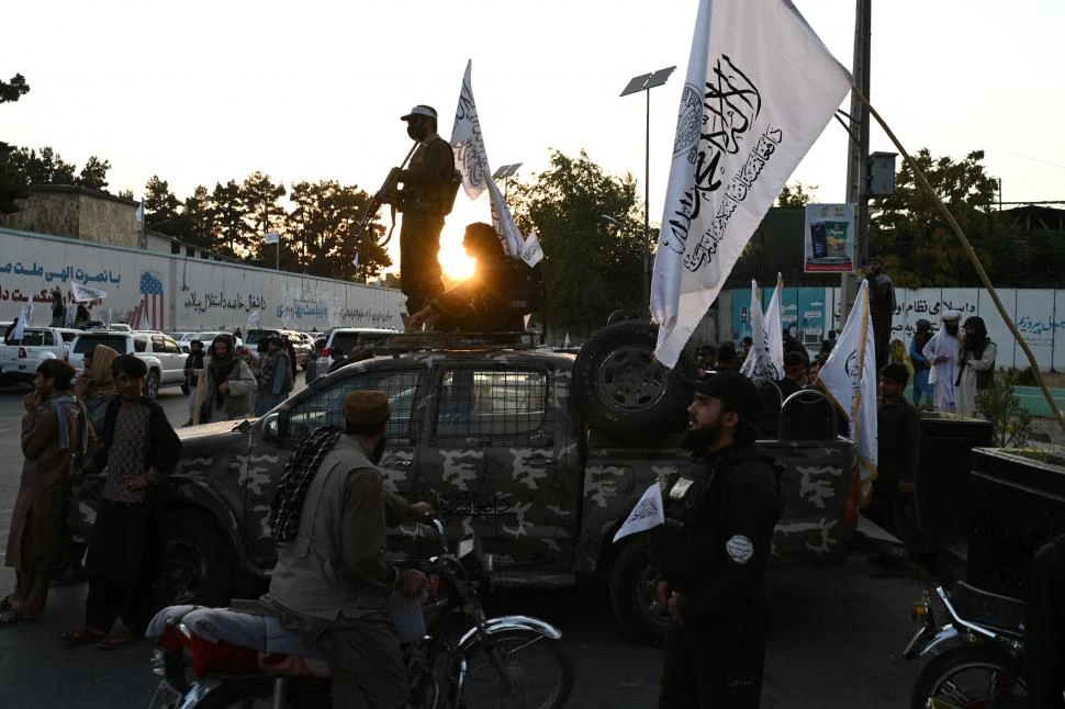 EN KABUL. Hubo festejos frente a la ex embajada de Estados Unidos. 