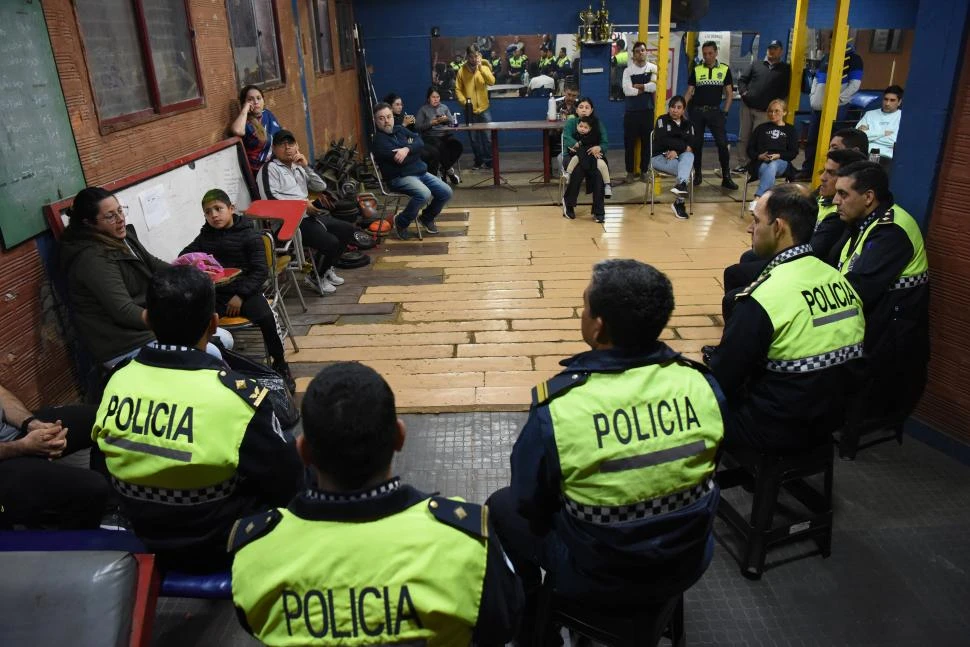 EN EL CLUB. Los padres y la Policía se reunieron y buscan soluciones. 