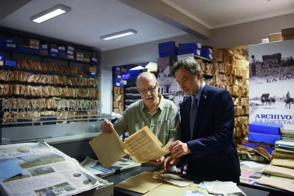 EN EL ARCHIVO DE LA GACETA. Puigmal y Turrel pasaron un largo rato allí y valoraron la abundante documentación histórica resguardada.  