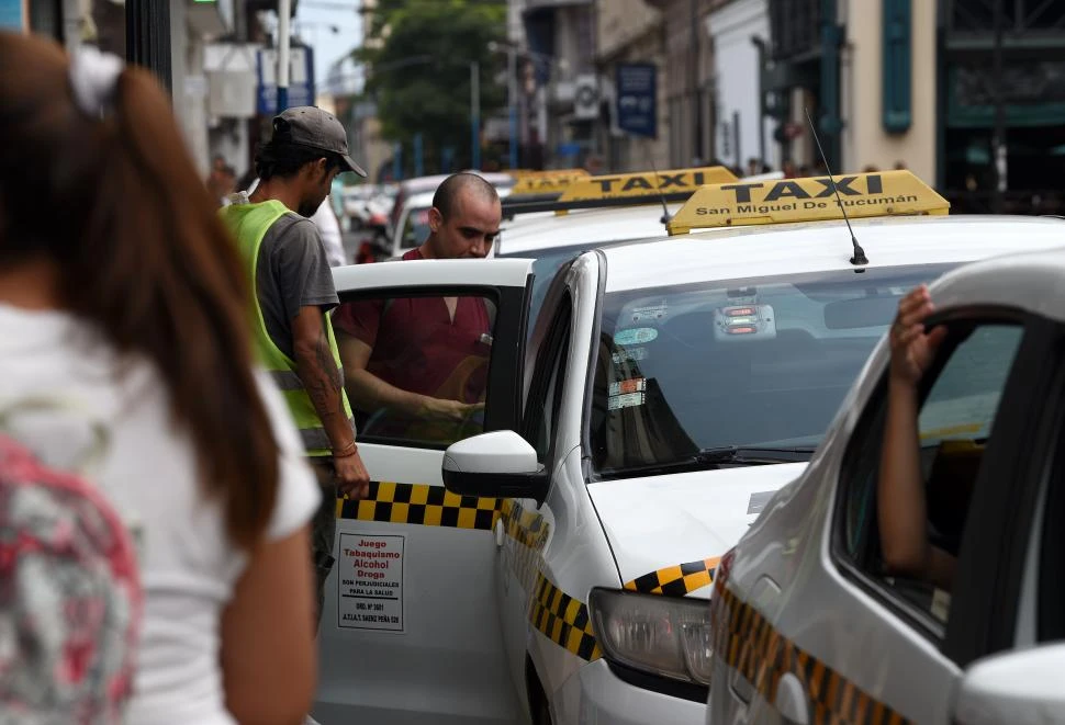 Intercambio de ideas con taxistas: paradas fijas y una aplicación