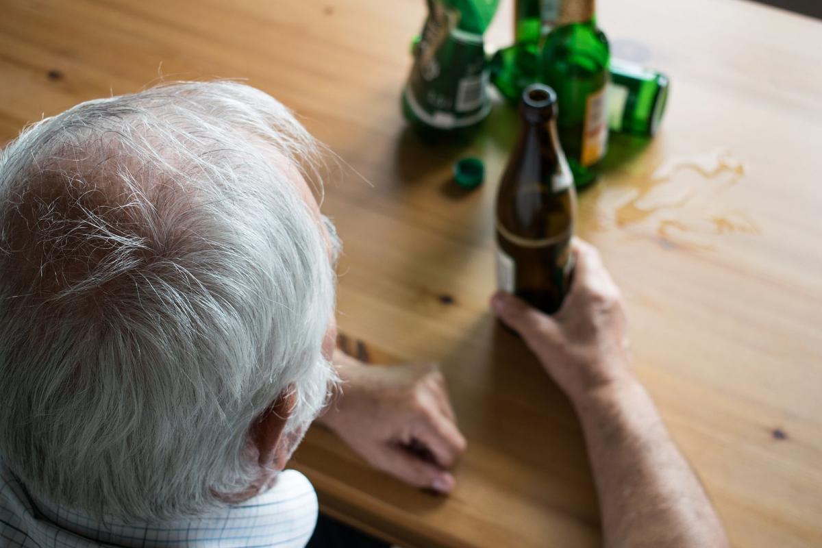 A los 65 años el alcohol puede aumentra el riesgo de padceer demencia.