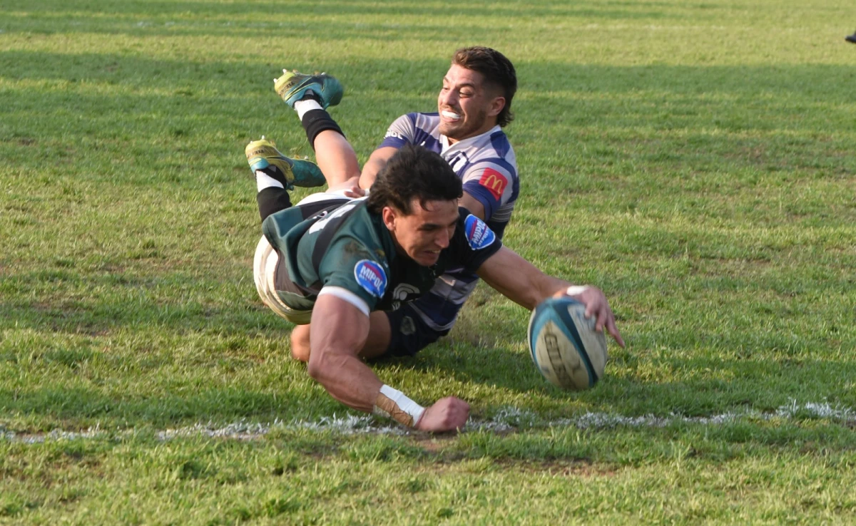 IMPORTANTE. El primer try de Tucumán Rugby fue fundamental. Nicolás Macome fue el que lo apoyó y permitió que el local se fuera al descanso en ventaja cuando estuvo abajo en el marcador casi siempre. FOTO DE JOSÉ NUNO