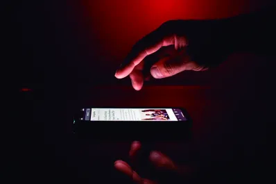 Qué es “doomscrolling” o mirar videos sin parar