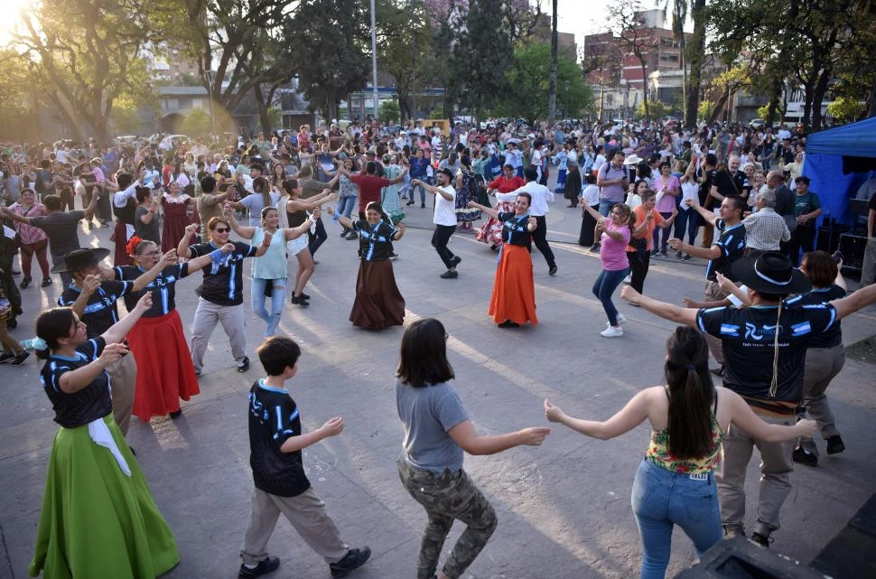 PARTICIPACIÓN POPULAR. La Marcha de la Zamba convoca a los tucumanos.  LA GACETA / FOTO DE INÉS QUINTEROS ORIO