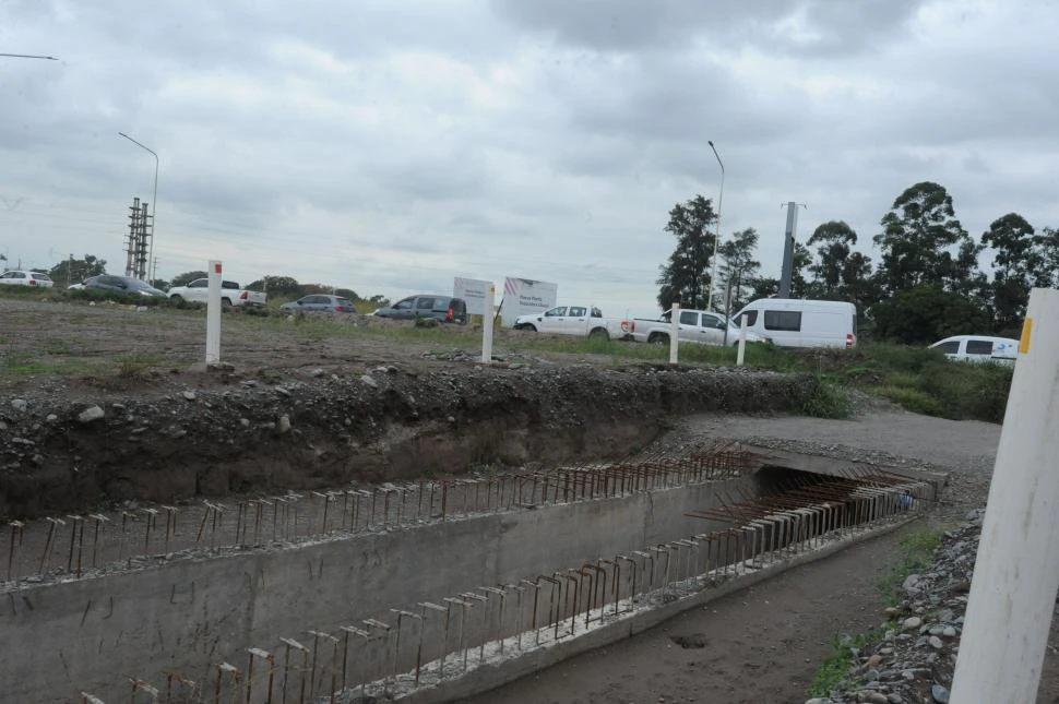 CAOS VEHICULAR. En el cruce de San Andrés confluyen más de 20.000 vehículos a diario y se generan filas de más de un kilómetro, según un informe. 