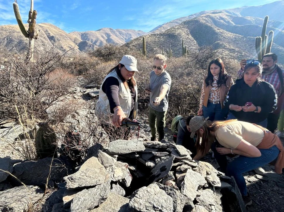 EN LA APACHETA. El homenaje a la Pachamama siempre está presente en estos cerros. La Gaceta / fotos de Nicolas Sanchez Picon